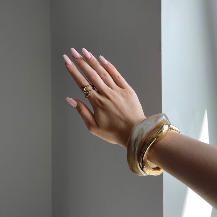 ACRYL ARMBAND BEIGE™